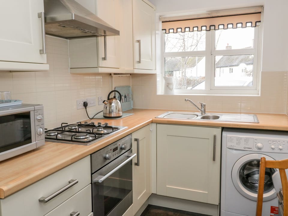 Cottage | Private kitchen | Fridge, microwave, electric kettle, toaster