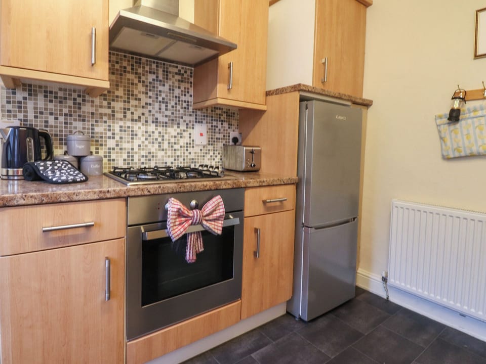 Fridge, microwave, dishwasher, cookware/dishes/utensils