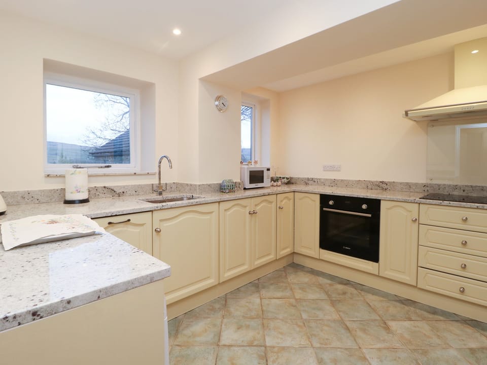Cottage | Private kitchen | Fridge, dishwasher, cookware/dishes/utensils