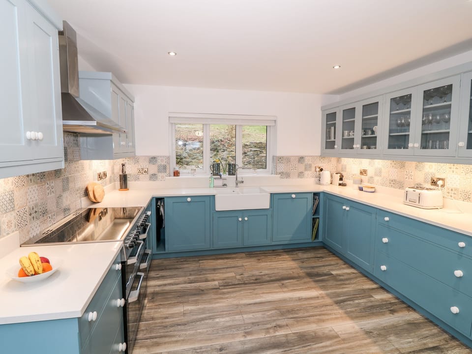 Cottage | Private kitchen | Fridge, microwave, dishwasher, electric kettle