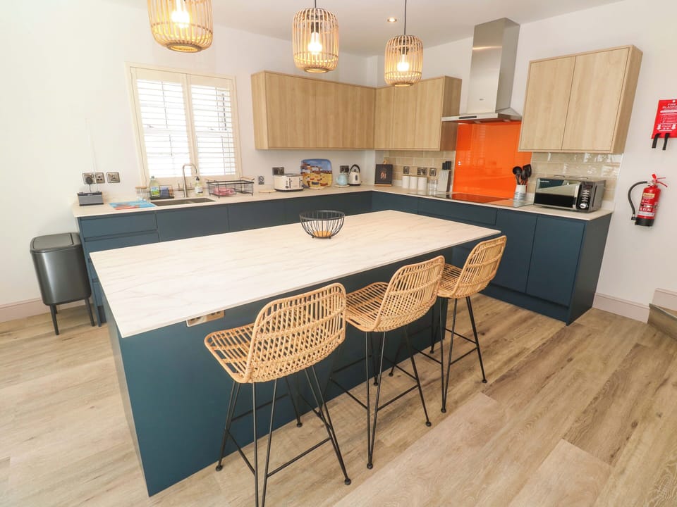 Cottage | Private kitchen | Fridge, dishwasher, electric kettle, toaster