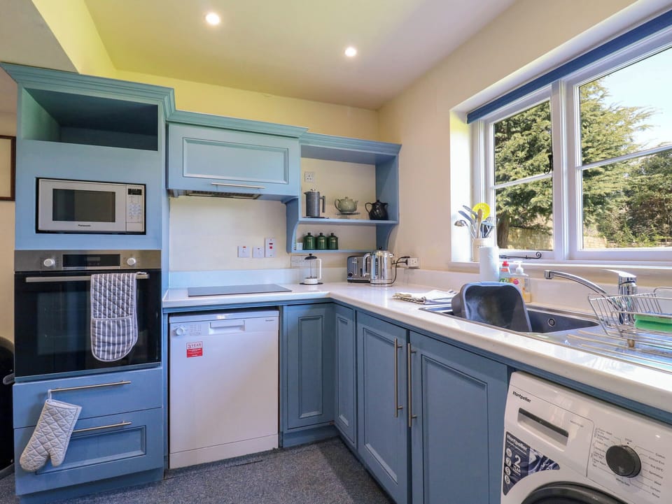 Cottage | Private kitchen | Fridge, microwave, dishwasher, electric kettle