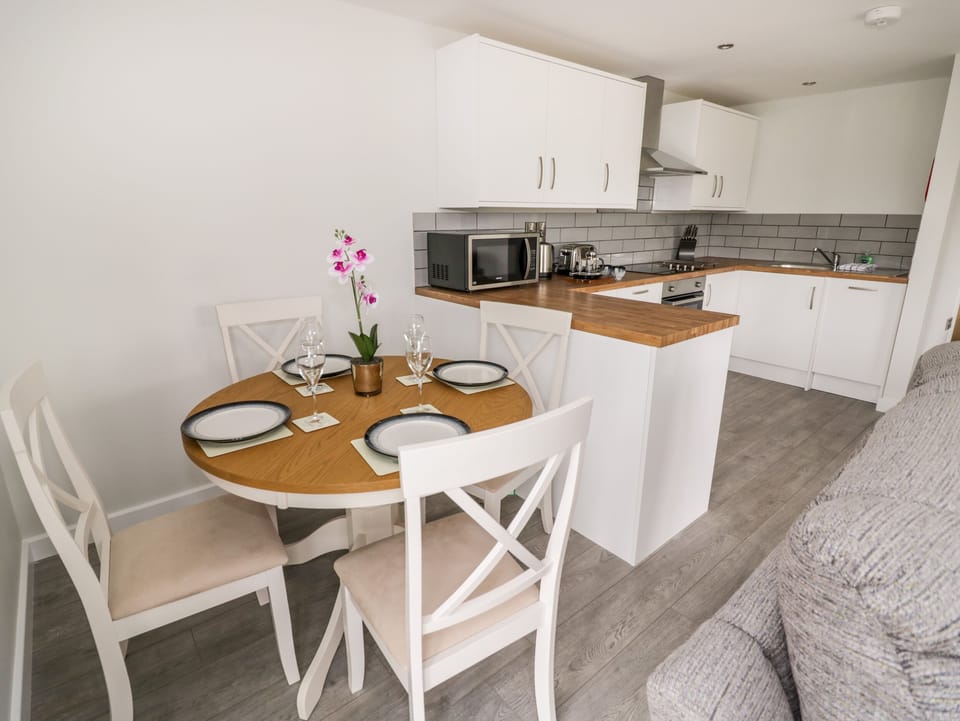 Cottage | Private kitchen | Fridge, microwave, dishwasher, cookware/dishes/utensils
