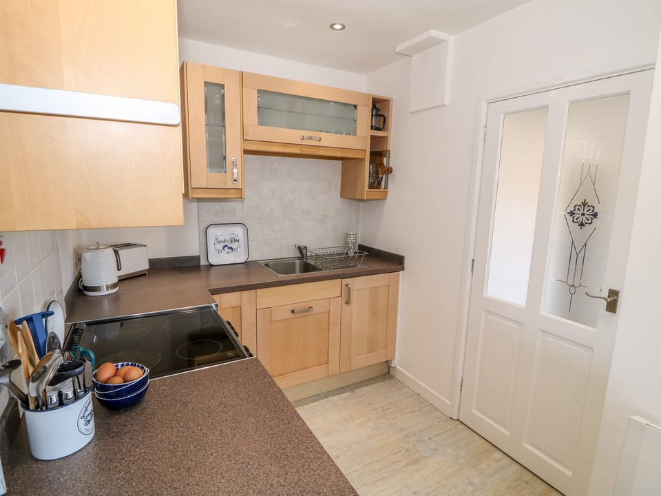 Cottage | Private kitchen | Fridge, dishwasher, cookware/dishes/utensils