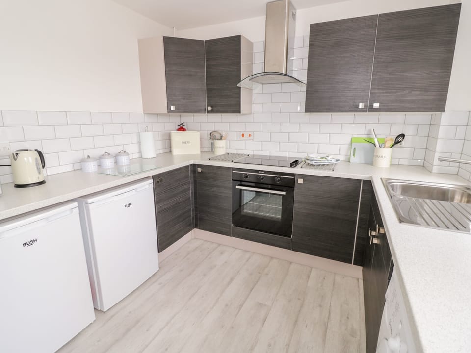 Cottage | Private kitchen | Fridge, microwave, electric kettle, toaster