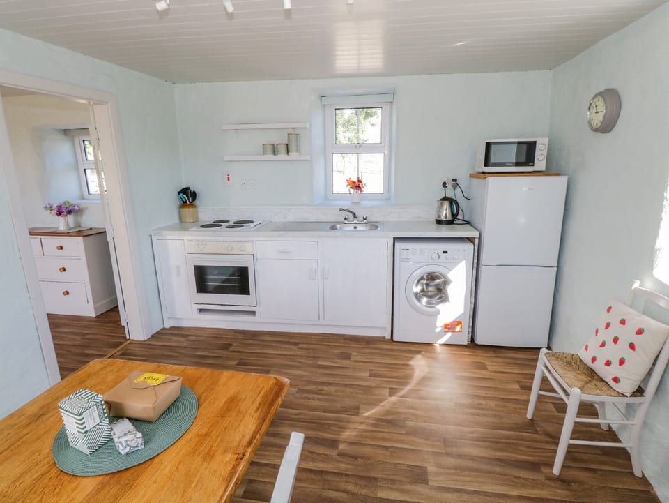 Cottage | Private kitchen | Dishwasher, electric kettle, toaster, cookware/dishes/utensils