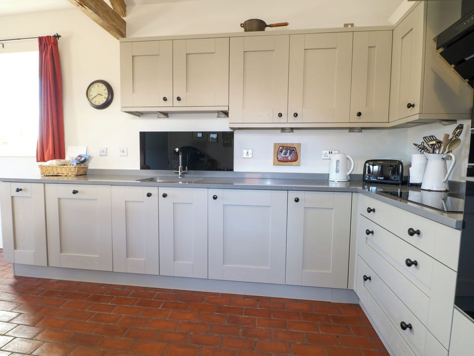 Cottage | Private kitchen | Fridge, microwave, dishwasher, electric kettle
