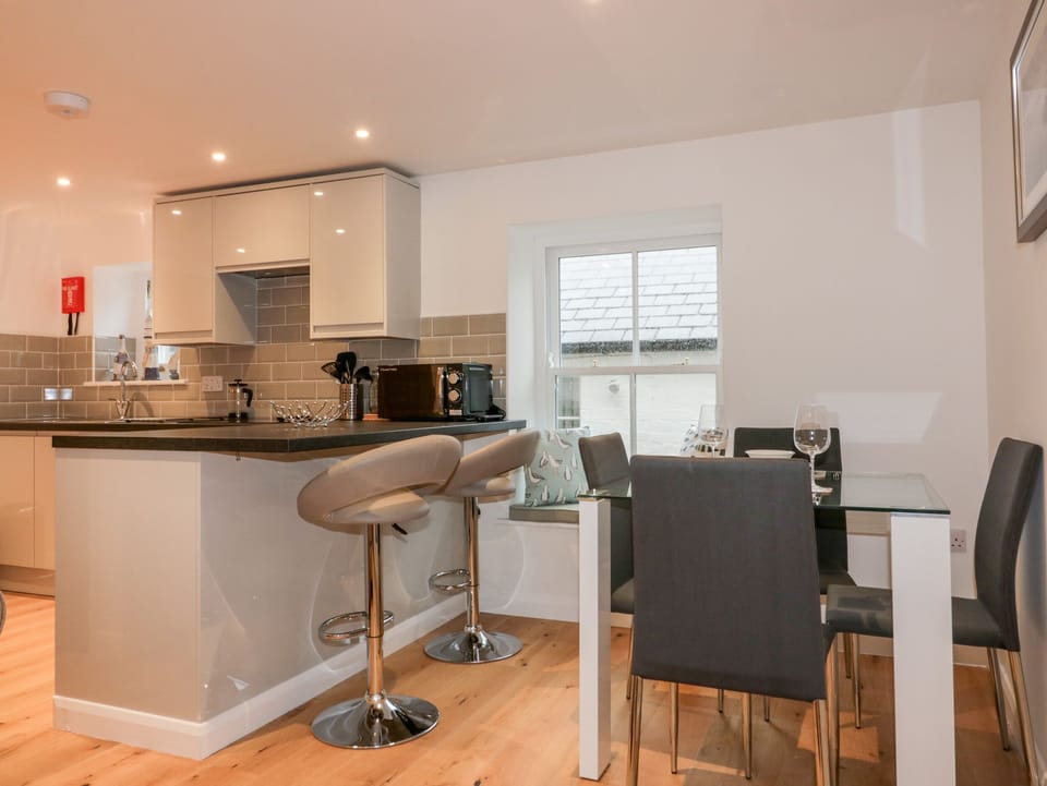 Cottage | Private kitchen | Fridge, microwave, cookware/dishes/utensils