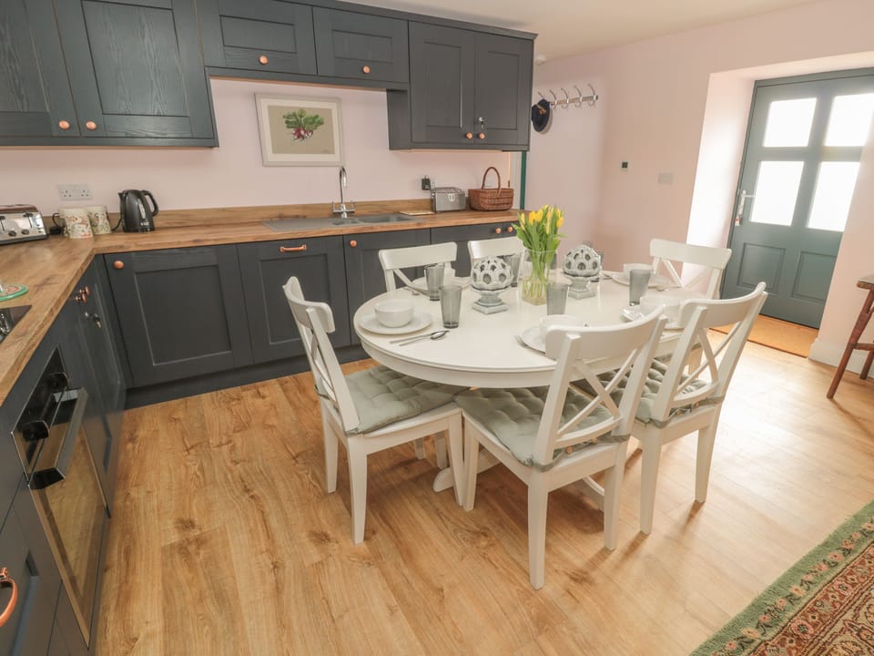 Cottage | Private kitchen | Fridge, microwave, dishwasher, electric kettle