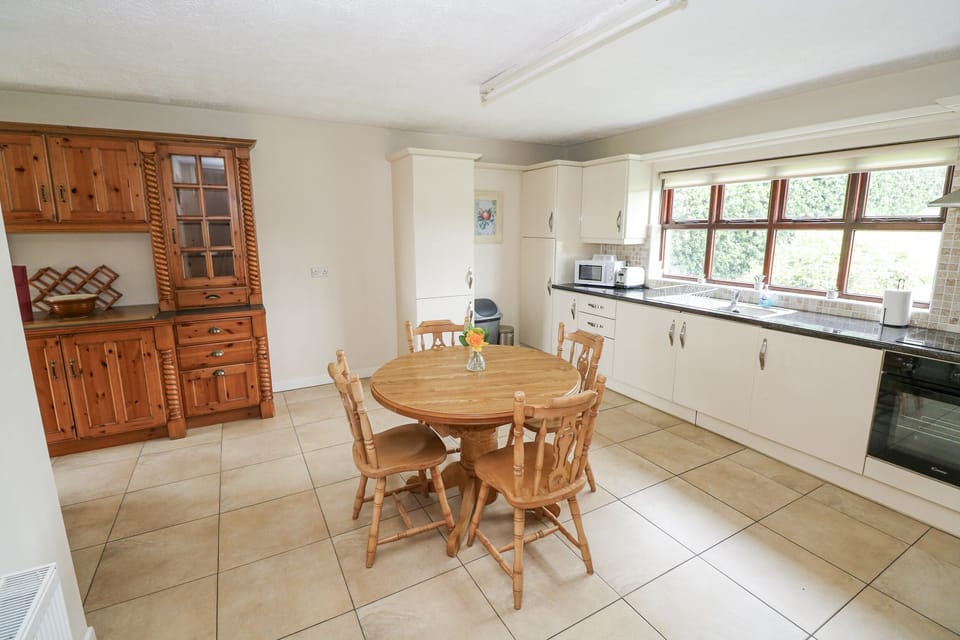 Cottage | Private kitchen | Dishwasher, cookware/dishes/utensils