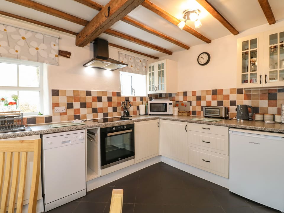 Cottage | Private kitchen | Fridge, microwave, dishwasher, electric kettle