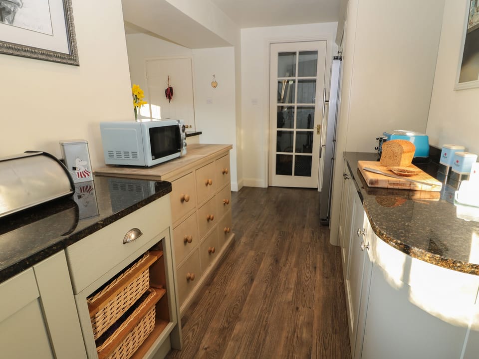 Cottage | Private kitchen | Fridge, dishwasher, electric kettle, toaster