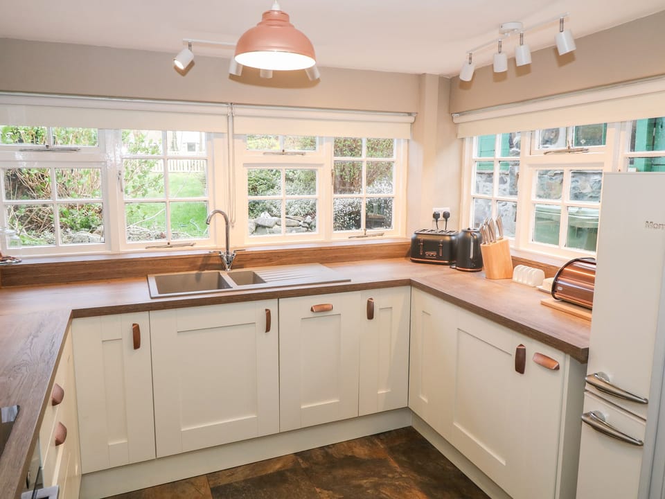 Cottage | Private kitchen | Fridge, dishwasher, electric kettle, toaster