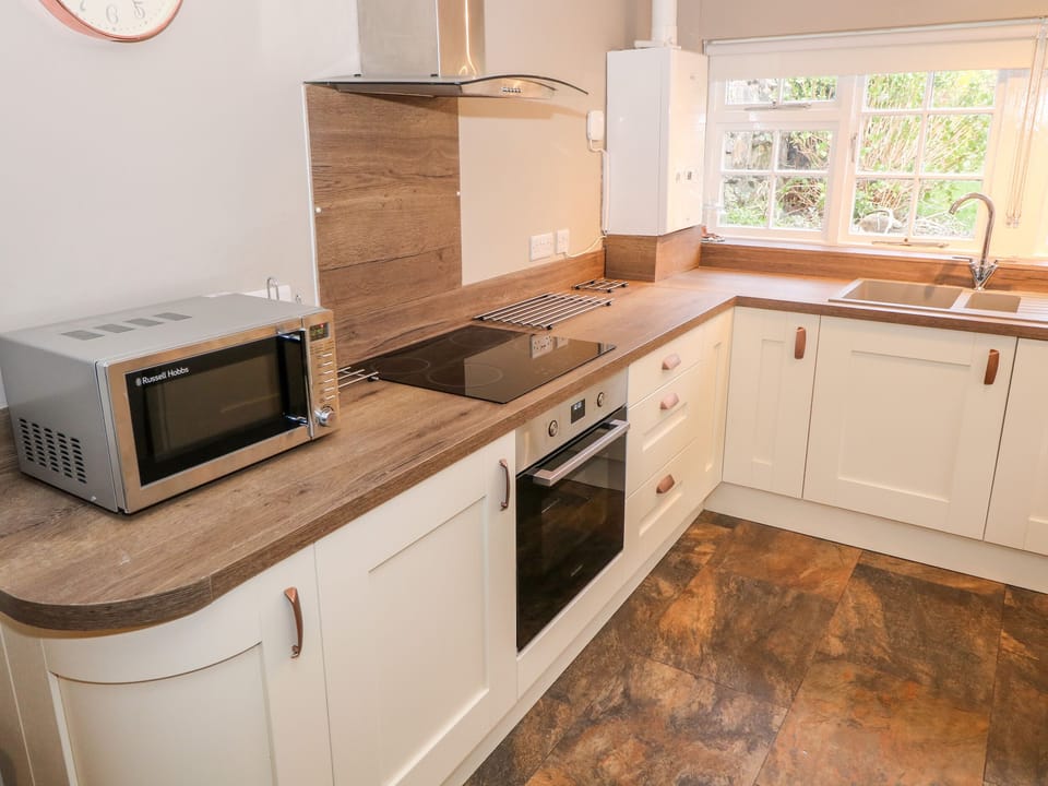 Cottage | Private kitchen | Fridge, dishwasher, electric kettle, toaster