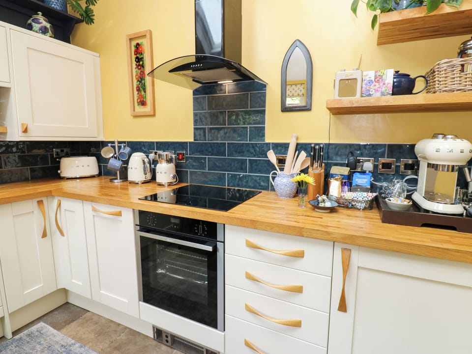 Cottage | Private kitchen | Fridge, microwave, dishwasher, electric kettle