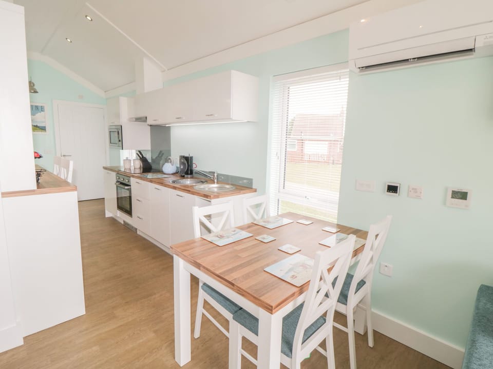 Cottage | Private kitchen | Fridge, microwave, electric kettle, toaster