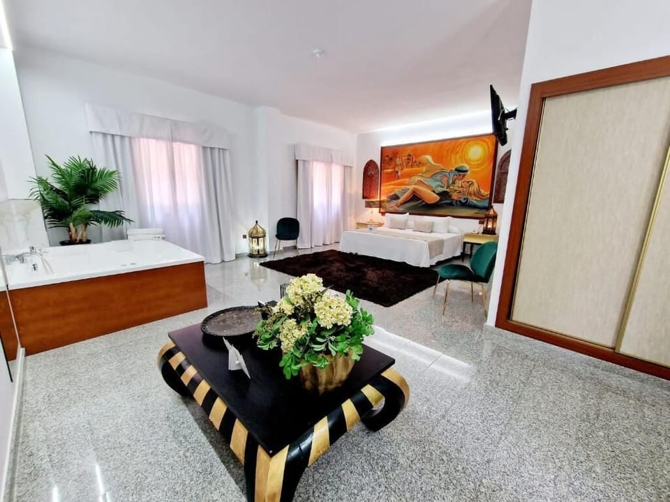 Romantic Suite | Minibar, in-room safe, desk, blackout drapes