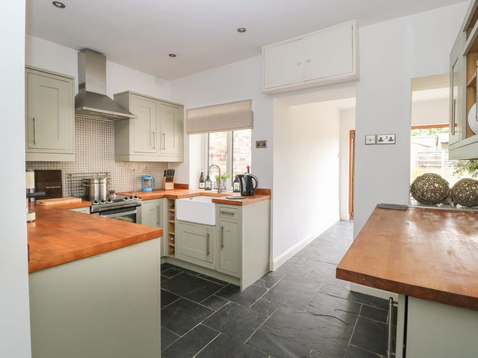 Cottage | Private kitchen | Fridge, microwave, dishwasher, electric kettle