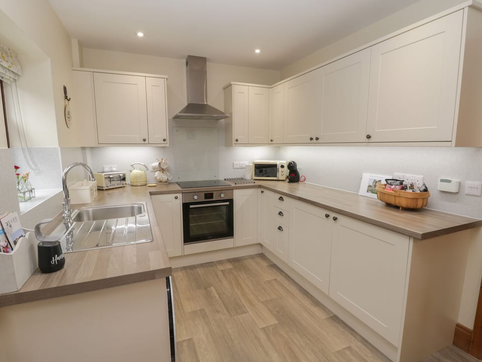 Cottage | Private kitchen | Fridge, dishwasher, cookware/dishes/utensils