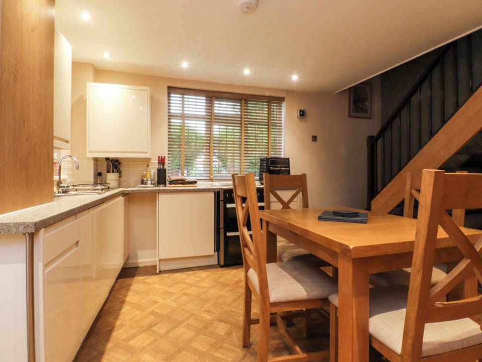 Cottage | Dining