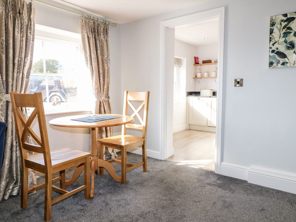 Cottage | Dining