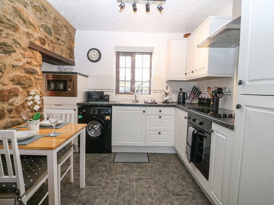 Cottage | Private kitchen | Fridge, microwave, cookware/dishes/utensils