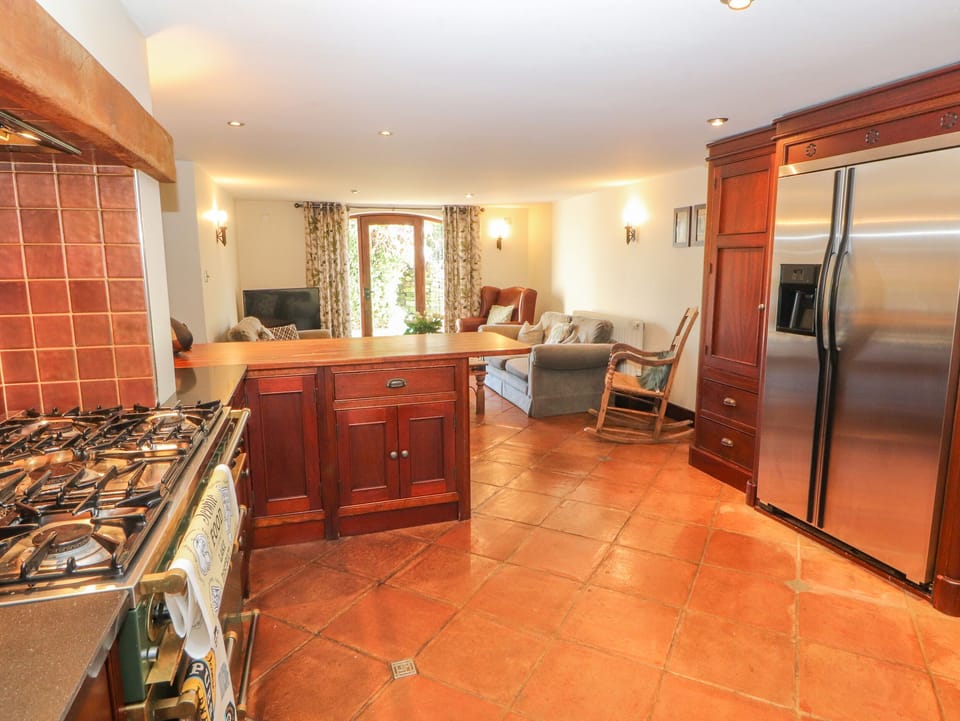 Cottage | Private kitchen | Fridge, dishwasher, cookware/dishes/utensils