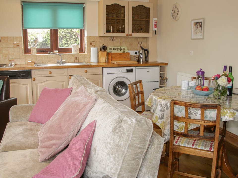 Cottage | Private kitchen | Fridge, cookware/dishes/utensils