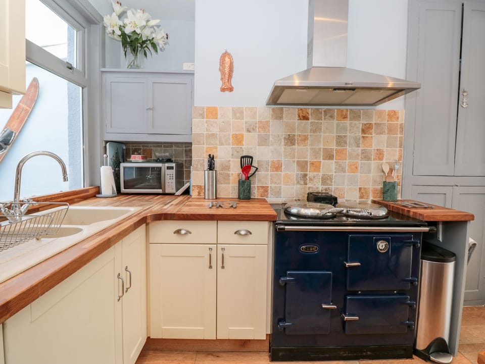 Cottage | Private kitchen | Fridge, dishwasher, electric kettle, toaster
