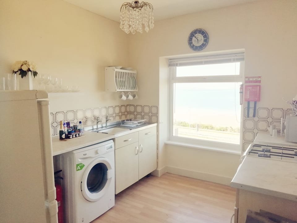 Cottage | Private kitchen | Fridge, electric kettle, toaster, cookware/dishes/utensils