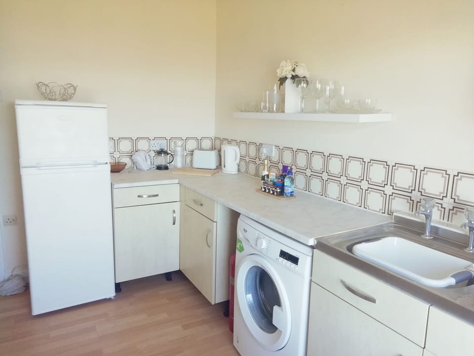 Cottage | Private kitchen | Fridge, electric kettle, toaster, cookware/dishes/utensils