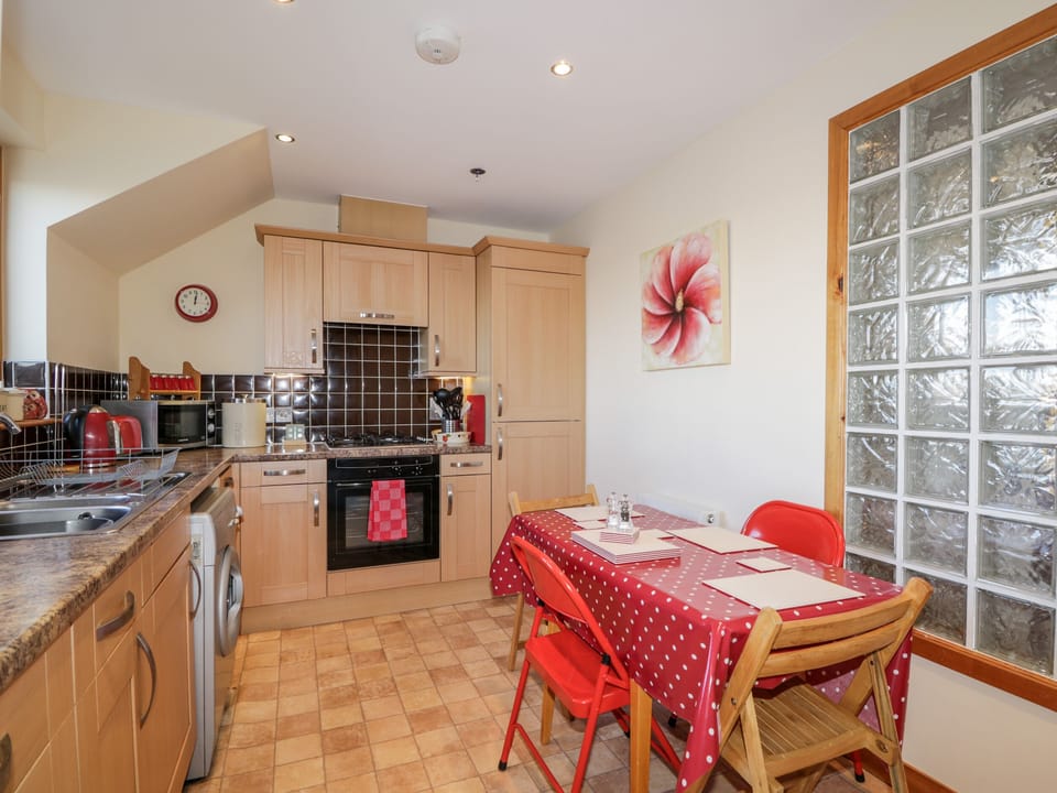 Cottage | Private kitchen | Dishwasher, cookware/dishes/utensils
