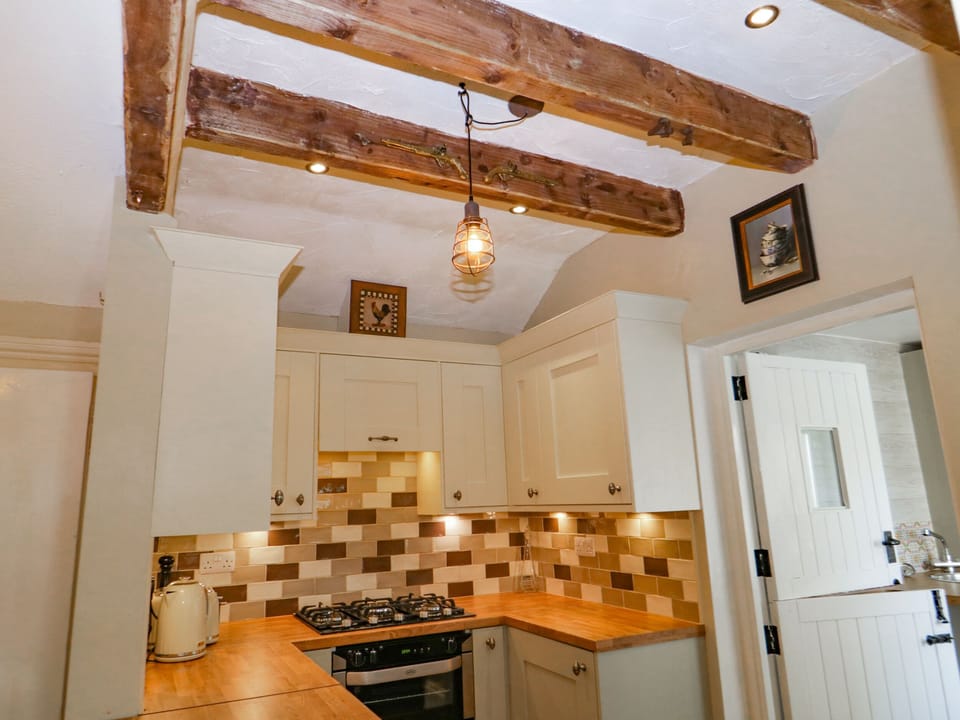 Cottage | Private kitchen | Fridge, dishwasher, electric kettle, toaster