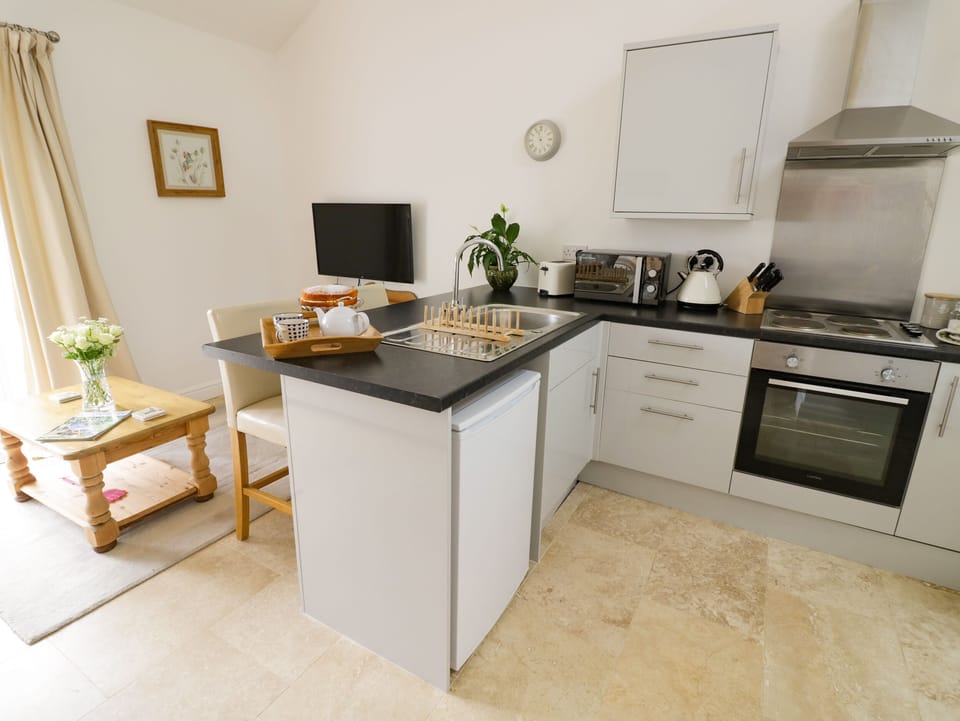 Cottage | Private kitchen | Fridge, microwave, electric kettle, toaster