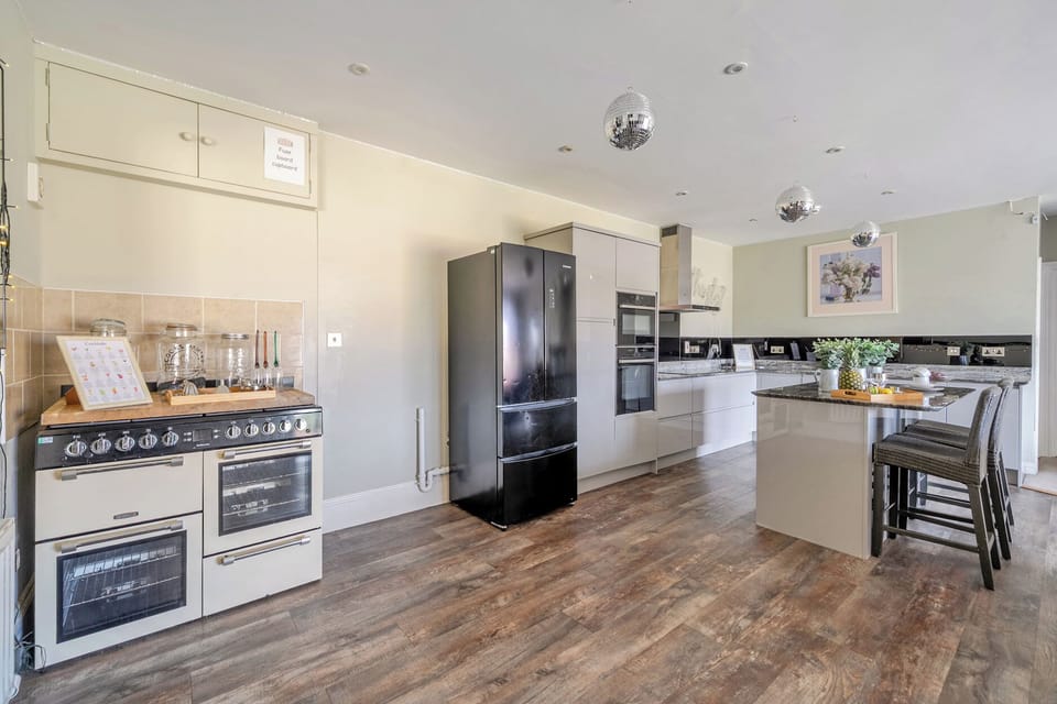 Fridge, microwave, dishwasher, cookware/dishes/utensils