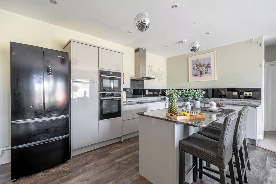 Fridge, microwave, dishwasher, cookware/dishes/utensils