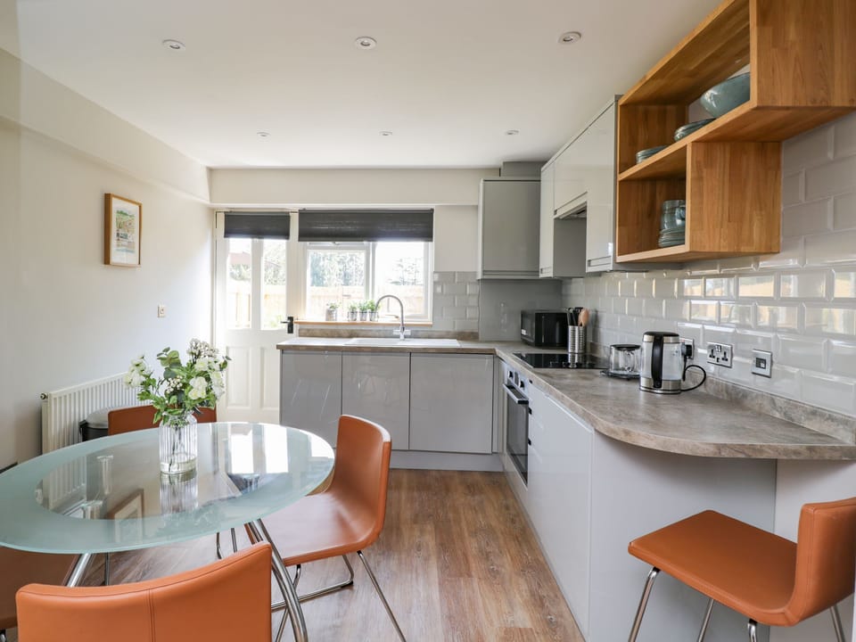 Cottage | Private kitchen | Fridge, dishwasher, electric kettle, toaster