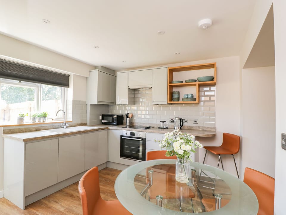Cottage | Private kitchen | Fridge, dishwasher, electric kettle, toaster