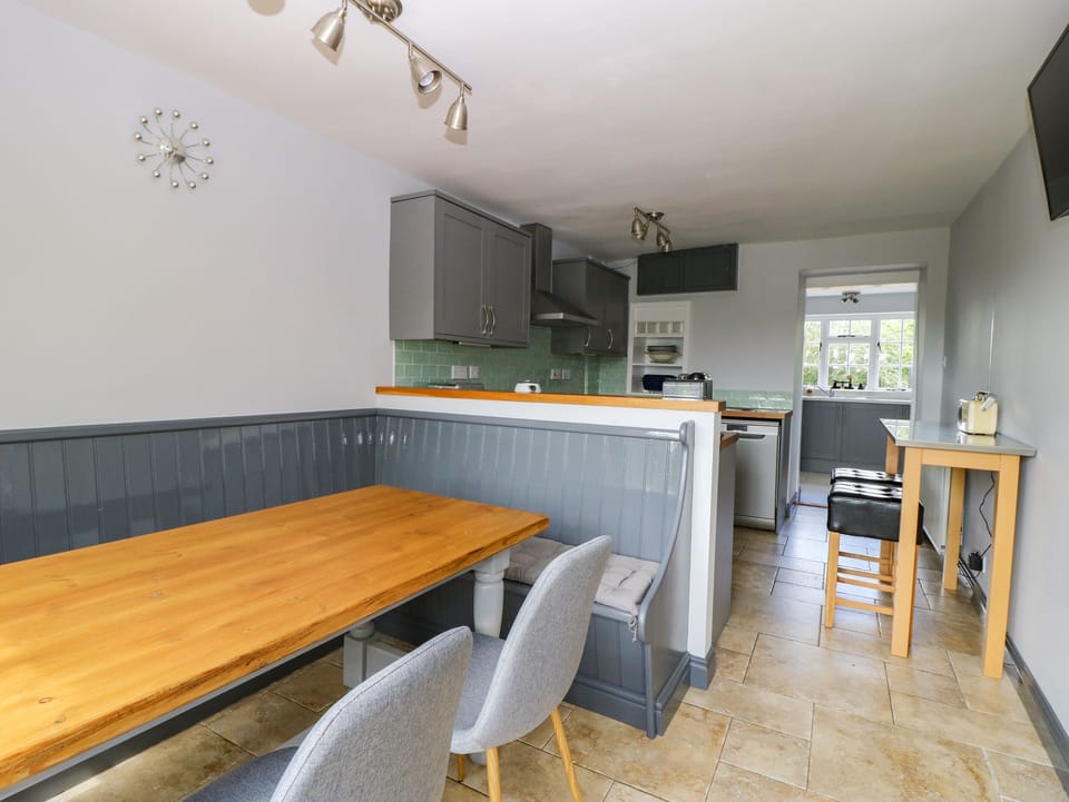 Cottage | Private kitchen | Fridge, microwave, dishwasher, electric kettle