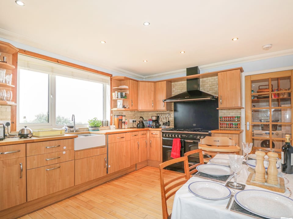 Cottage | Private kitchen | Fridge, dishwasher, cookware/dishes/utensils
