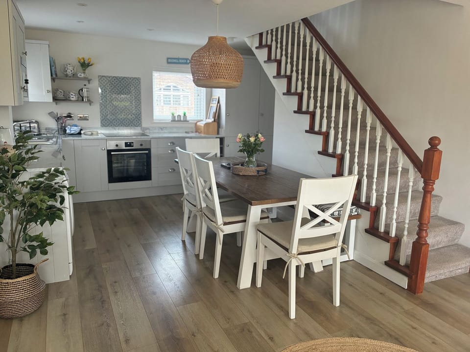 Cottage | Dining