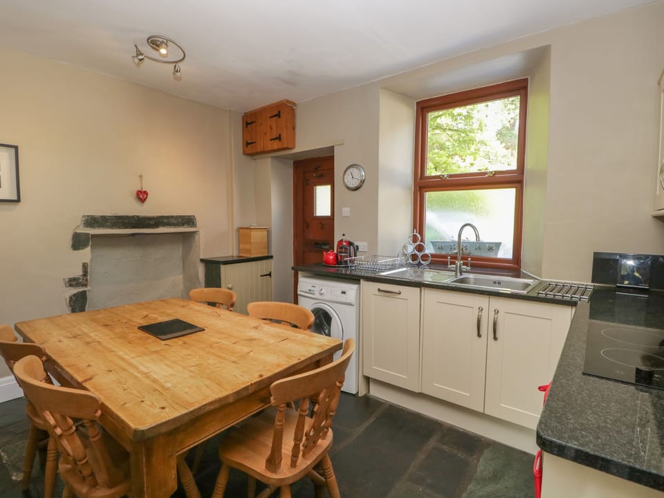 Cottage | Private kitchen | Fridge, dishwasher, electric kettle, toaster