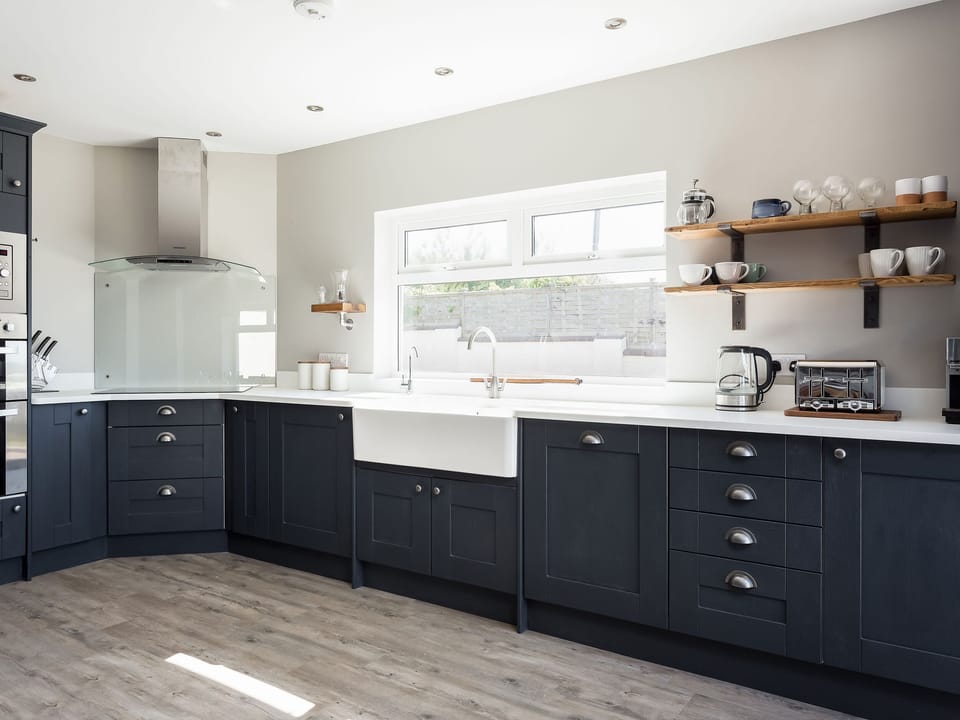 Cottage | Private kitchen | Fridge, microwave, dishwasher, electric kettle