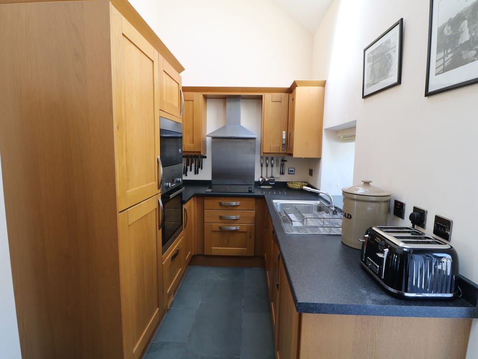 Cottage | Private kitchen | Fridge, microwave, dishwasher, cookware/dishes/utensils