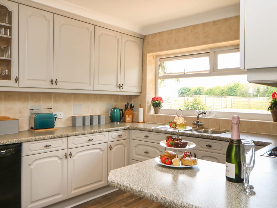 Cottage | Private kitchen | Fridge, dishwasher, cookware/dishes/utensils