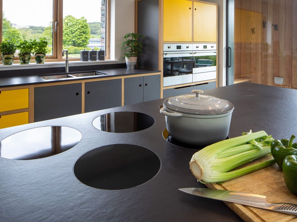 Cottage | Private kitchen | Fridge, dishwasher, cookware/dishes/utensils