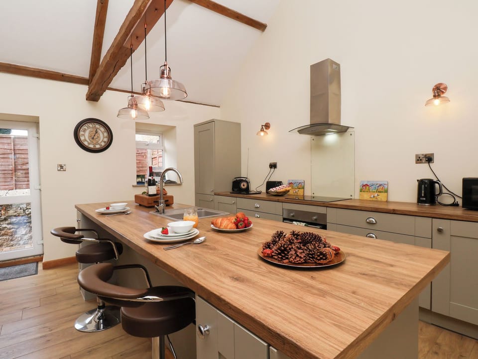 Cottage | Private kitchen | Fridge, microwave, dishwasher, electric kettle