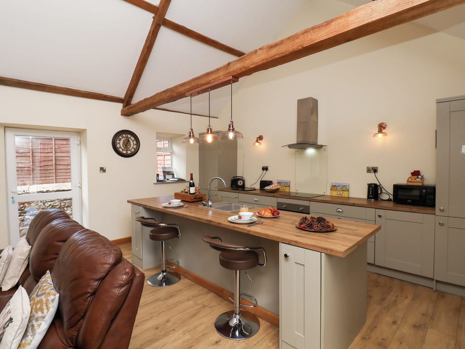 Cottage | Private kitchen | Fridge, microwave, dishwasher, electric kettle