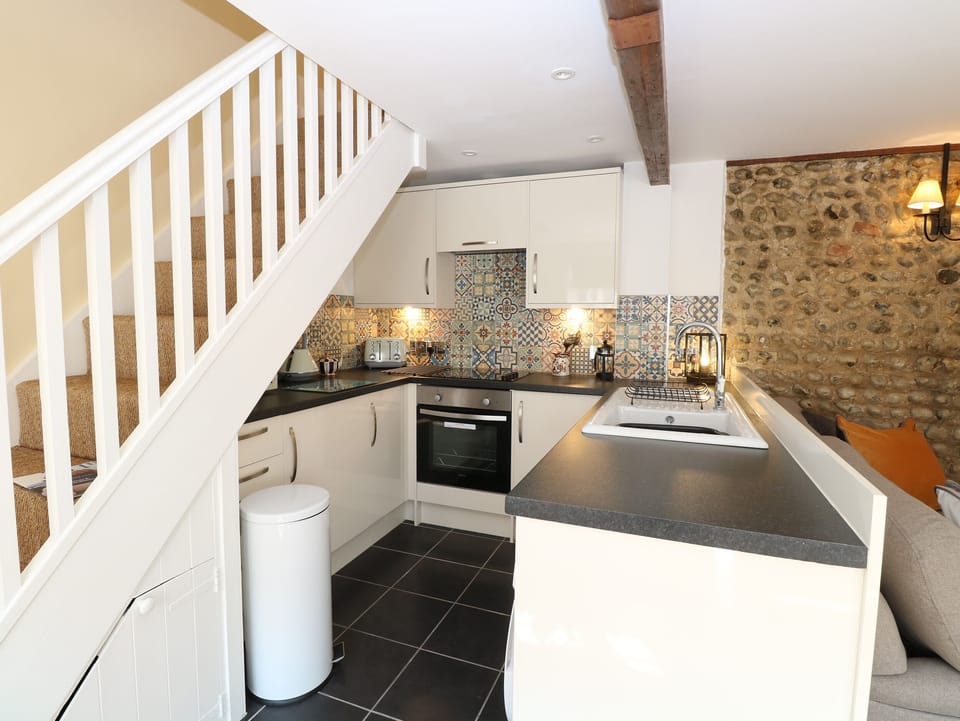 Cottage | Private kitchen | Fridge, cookware/dishes/utensils