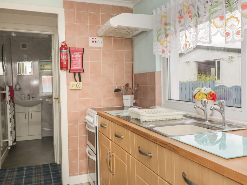 Cottage | Private kitchen | Fridge, electric kettle, cookware/dishes/utensils